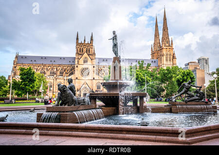 Hyde park fontaine avec la cathédrale St Mary en arrière-plan à Sydney NSW Australie Banque D'Images