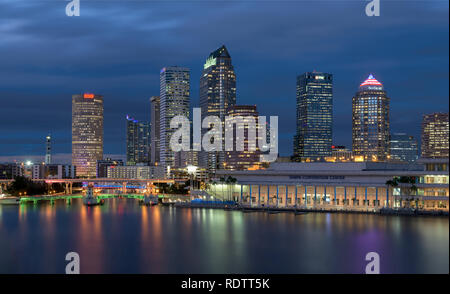 Centre-ville de Tampa skyline at night à Tampa, Floride Banque D'Images