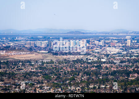 Vue aérienne du centre-ville de San Jose sur une journée claire, les quartiers résidentiels, à l'avant-plan ; Santa Clara et San Francisco Bay à l'arrière-plan ; Sil Banque D'Images