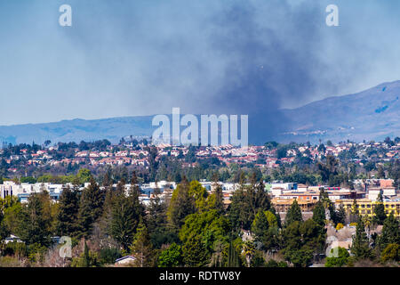 La fumée d'un feu qui s'élève au-dessus de quartiers résidentiels dans le sud de San Jose, San Francisco, Californie Banque D'Images