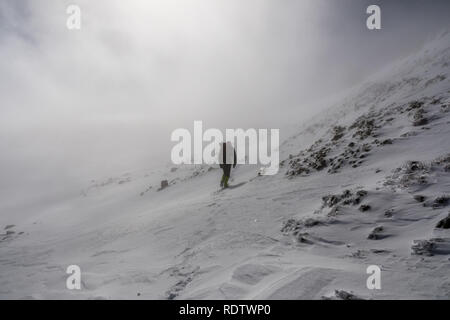 La randonnée au sommet du Mont San Antonio (Mt Baldy) sur une journée de printemps, le brouillard avec frozen couvrant la piste, le comté de Los Angeles, Californie du sud Banque D'Images