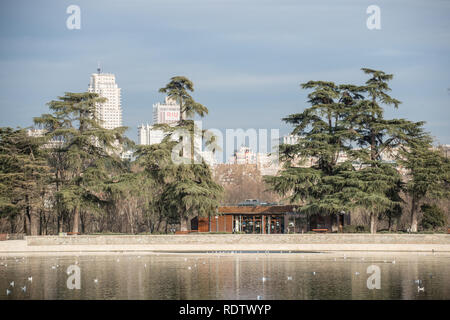 Casa de Campo lac et la ville, Madrid Banque D'Images