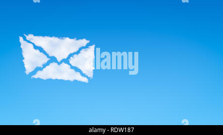 Symbole de l'enveloppe forme nuage dans le ciel bleu avec Copyspace Banque D'Images