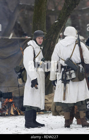 Saint Petersburg, Russie - Février 23, 2017 : Wehrmacht allemande les soldats en service en hiver camouflage. Reconstitution historique de la Seconde Guerre mondiale. Banque D'Images