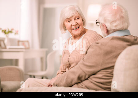 Femme mature incroyable week-end à la maison dépenses Banque D'Images