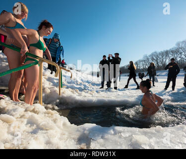 Uzhgorod, Ukraine - Jan 19, 2019 : l'épiphanie grecque-catholique la natation hivernale. Les femmes prennent part à pendage de glace. foule d'observer le processus en se tenant sur le Banque D'Images