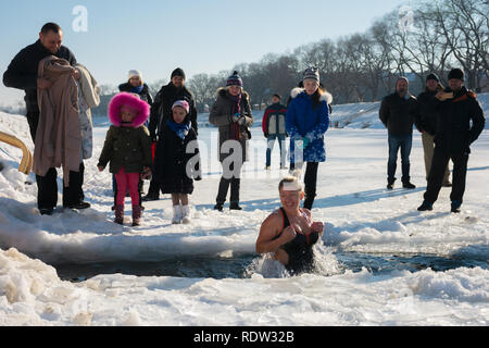 Uzhgorod, Ukraine - Jan 19, 2019 : l'épiphanie grecque-catholique la natation hivernale. Les femmes prennent part à pendage de glace. foule d'observer le processus en se tenant sur le Banque D'Images