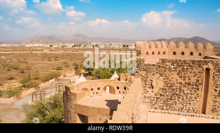 Détails du château de Jabrin et dans l'arrière-plan et de Bahla montagnes Jebel Shams Banque D'Images