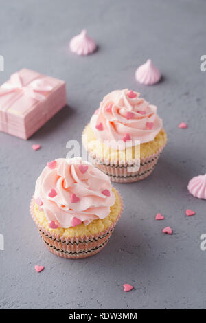 Cupcakes à la vanille avec glaçage rose framboise pour la Saint Valentin ou un mariage. Banque D'Images
