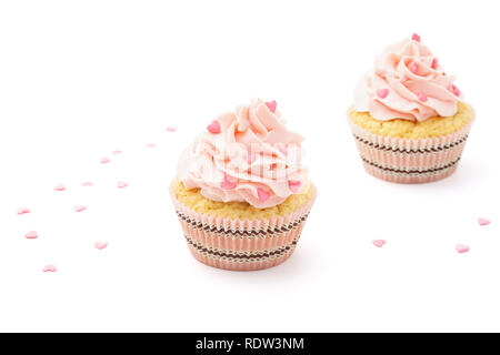 Cupcakes rose isolé sur blanc. Décoré avec des bonbons en forme de coeur pour la Saint-Valentin. Banque D'Images