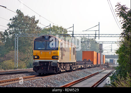 Une locomotive électrique de la classe 92 nombre 92022 un travail de transport intermodal de marchandises sur la ligne principale de la côte ouest à Cathiron dans le Warwickshire. Banque D'Images