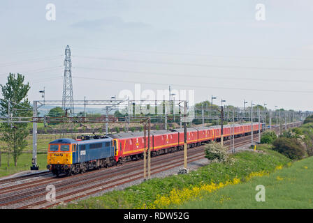 Une paire de locomotives électriques de la classe 87 et les numéros 87028 et 87022 top tailing un râteau de la classe 325 unités forme un train postal à Ledburn Junction. Banque D'Images