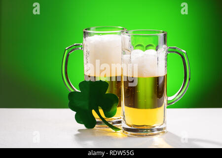 Deux chopes de bière. Concept pour la Saint-Patrick. Banque D'Images