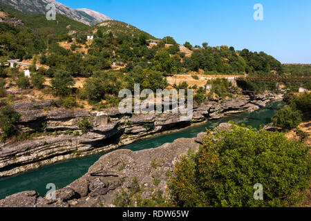 Vjosa pittoresque Rivière du Sud Albanie incorporée dans le paysage rock avec pont et les montagnes en arrière-plan, permet l'Albanie, district Banque D'Images