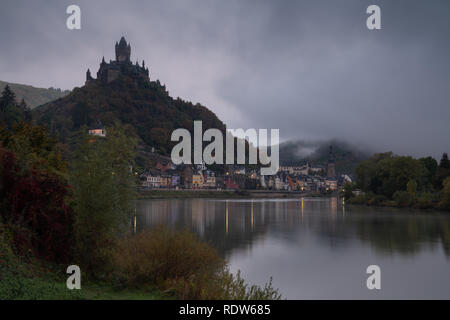 COCHEM, ALLEMAGNE - le 5 octobre 2018 : image panoramique de la ville de Cochem á proximité de la moselle sur un matin d'automne brumeux, le 5 octobre 2018 dans Banque D'Images