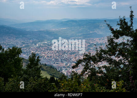 Sarajevo, Bosnie-Herzégovine - 2 septembre 2018 - Vue de Sarajevo, capitale de la Bosnie-Herzégovine, du mont Trebevic qui a été atteint par le ca Banque D'Images