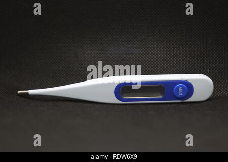 Thermomètre numérique sur fond noir Banque D'Images
