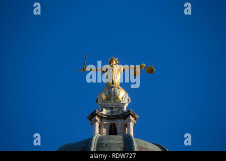 Dame Justice statue trônant au sommet de l'Old Bailey, la Cour Criminelle Centrale, Londres, Angleterre. Banque D'Images