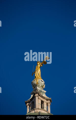 Dame Justice statue trônant au sommet de l'Old Bailey, la Cour Criminelle Centrale, Londres, Angleterre. Banque D'Images