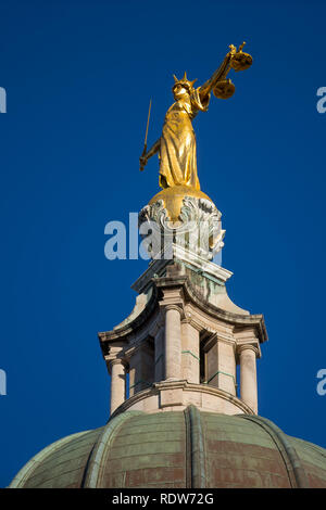 Dame Justice statue trônant au sommet de l'Old Bailey, la Cour Criminelle Centrale, Londres, Angleterre. Banque D'Images