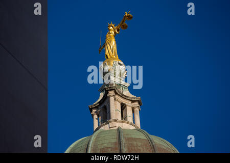 Dame Justice statue trônant au sommet de l'Old Bailey, la Cour Criminelle Centrale, Londres, Angleterre. Banque D'Images