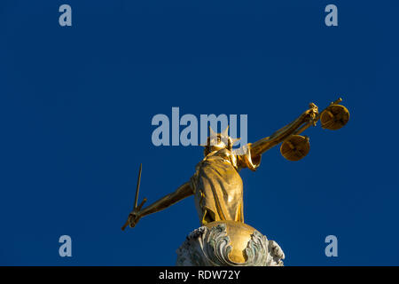 Dame Justice statue trônant au sommet de l'Old Bailey, la Cour Criminelle Centrale, Londres, Angleterre. Banque D'Images