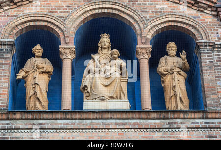 Potsdam, Allemagne - le 16 novembre 2018. Détail architectural de la façade de l'Église catholique romaine de Saint Pierre et Paul à Potsdam, avec religi Banque D'Images