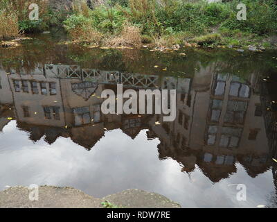 Reflet dans la rivière de maisons de Dean Village - Edimbourg - Ecosse Banque D'Images