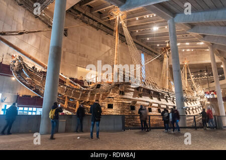 Stockholm, Suède - le 18 novembre 2018. Vue de l'intérieur de musée Vasa à Stockholm, avec le navire de guerre Vasa et du 17ème siècle. Banque D'Images