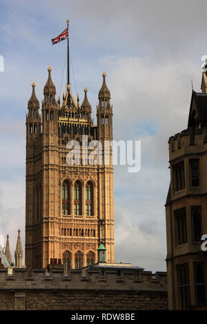 Brandir le drapeau britannique en haut de la Tour Victoria au Palais de Westminster à Londres, Royaume-Uni Banque D'Images