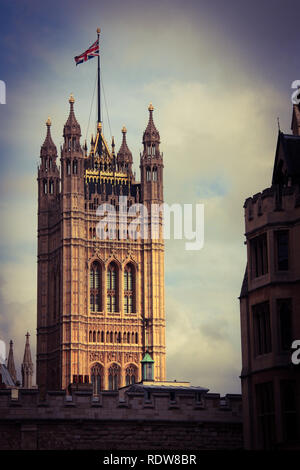 Brandir le drapeau britannique en haut de la Tour Victoria au Palais de Westminster à Londres, Royaume-Uni Banque D'Images