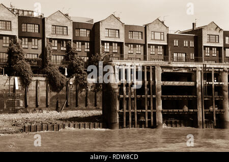 Photo sépia d'un immeuble à la rivière Thames Docklands à Londres, Royaume-Uni Banque D'Images