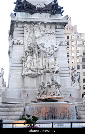 Sculptures et fontaine à la base du Monument des soldats et des Sailor à Indianapolis, IN, USA Banque D'Images
