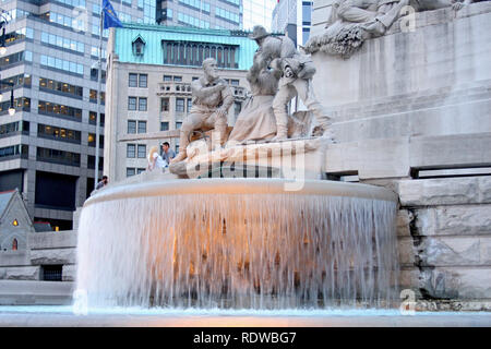 Sculptures et fontaine à la base du Monument des soldats et des Sailor à Indianapolis, IN, USA Banque D'Images