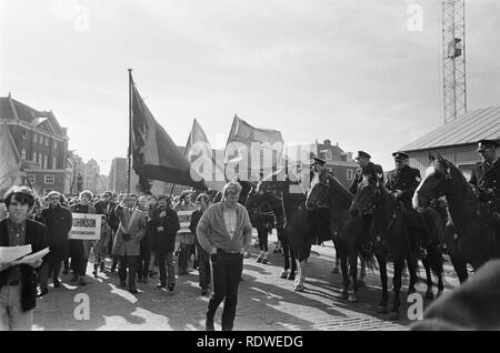 Anti-Amerikaanse demonstratie à Amsterdam. Het spandoek Oorlogsmisdadiger "Johnson" - NA - 921-1707. Banque D'Images