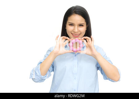 Close up portrait of a funny smiling asian woman eating isolé sur fond blanc. Banque D'Images