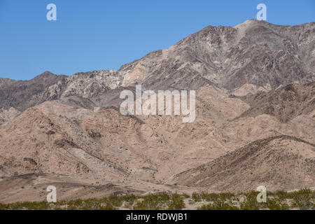 Collines de couleur le long de l'historique route 66 près de Amboy, Calfornia et 29 Palms. Banque D'Images