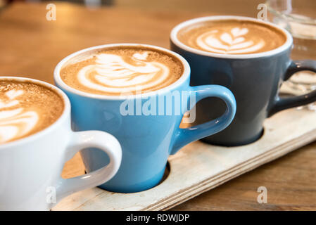 Télévision avec vol blanc, mélange de bombardiers Wush Wush, et El Recuerdo. Le vol est un Hangar café café servant du café-maison, des sandwiches & lig Banque D'Images