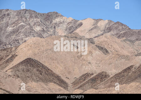 Collines de couleur le long de l'historique route 66 près de Amboy, Calfornia et 29 Palms. Banque D'Images