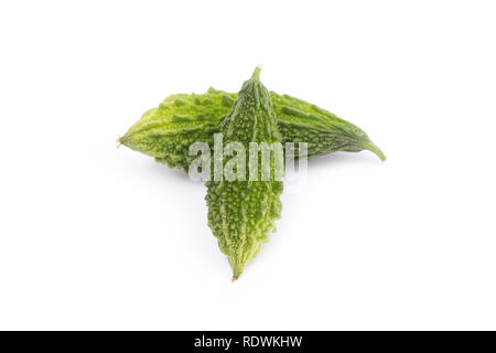 Apple baumier, amère de Concombre, courge amère, sapin baumier Poirier (Momordica charantia) isolé sur fond blanc. Banque D'Images