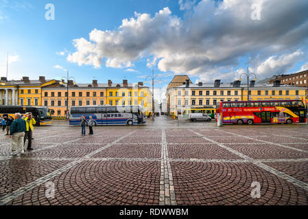 Tour Bus Line jusqu'à la place du Sénat à Helsinki en Finlande avec la rue Sofiankatu restauré en vue. Banque D'Images