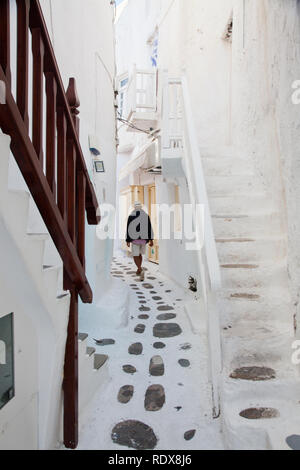 Rue étroite traditionnelle de Mykonos, avec des murs blancs et portes bleu Banque D'Images