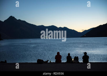 Le long du front de scène du Lac Wakatipu à Queenstown sur l'île du sud de Nouvelle-Zélande. Banque D'Images