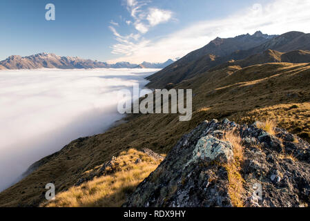 Sur scène en milieu de matinée d'une montagne près du Mont Creighton couvertes de nuages au-dessus du lac Wakatipu près de Queenstown sur l'île du sud de Nouvelle-Zélande. Banque D'Images