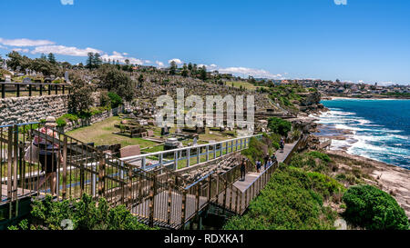 24 décembre 2018, Sydney, Australie : Bondi à Coogee promenade côtière avec les gens et Waverley Station cemetery à Sydney , Australie Banque D'Images