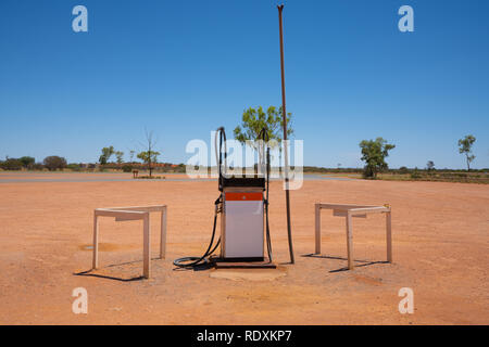 Pompe à essence diesel abandonnés au milieu du désert en Australie NT central Banque D'Images