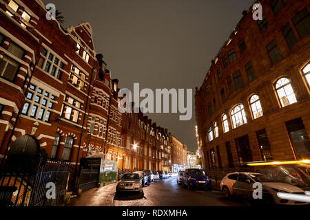 Le trafic de nuit et paysage de rue dans un jour de pluie en Royaume-Uni près de Harrods à Londres, nuit scène urbaine Banque D'Images