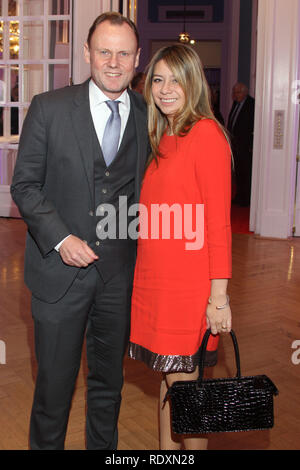 Les clients du gala du Prix 'Hamburger des Jahres', l'hôtel Atlantic dispose d''Hambourg : Andy Grote & Catherine Où : Hambourg, Allemagne Quand : 18 Déc 2018 Crédit : Becher/WENN.com Banque D'Images