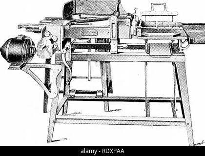 . Le livre de beurre : un texte sur la nature, la fabrication et la commercialisation du produit . Le beurre. 158 LE LIVRE DE BEURRE. 2i, ^^ ^.j|i !iJ^,J-J-c,JW ffig^^ggWii Fig, o2. - Amoriran biittor cuttor-.. Veuillez noter que ces images sont extraites de la page numérisée des images qui peuvent avoir été retouchées numériquement pour plus de lisibilité - coloration et l'aspect de ces illustrations ne peut pas parfaitement ressembler à l'œuvre originale.. Guthrie, Edward Sewall, 1880-1964. New York : Macmillan Banque D'Images