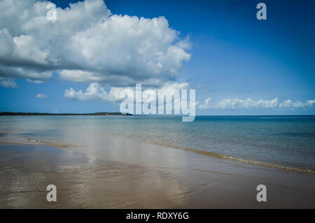 Turquoise et immaculé plage près de l'île portugaise de l'île Inhaca à Maputo au Mozambique Banque D'Images